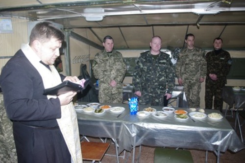 Святвечір захисники Маріуполя зустріли молитвою, колядками та смачною кутею (ФОТО)